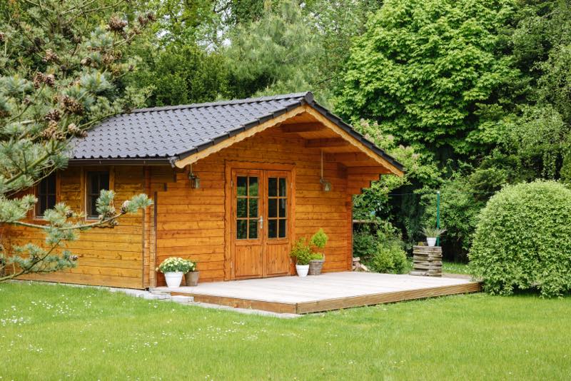 großes und hochwertiges Gartenhaus mit Terrasse